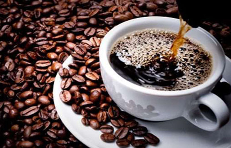 অতিরিক্ত ক্যাফেইন: প্রতিদিন দুই থেকে তিন কাপ চা খাওয়া যায়। কিন্তু এর থেকে বেশি চা কিংবা কফি খেলে ত্বকের ক্ষতির হয়। অতিরিক্ত ক্যাফেইন শরীরে কর্টিসলের উৎপাদন বাড়িয়ে দেয় যা খুব সহজেই বুড়িয়ে ফেলে ত্বক। এছাড়াও এটি ত্বককে পাতলা করে ফেলে এবং সহজেই ভাঁজ ফেলে দেয়। এছাড়াও অতিরিক্ত ক্যাফেইন ত্বকে পানিশূন্যতার সৃষ্টি করে যা ত্বকে বলিরেখা ফেলে।