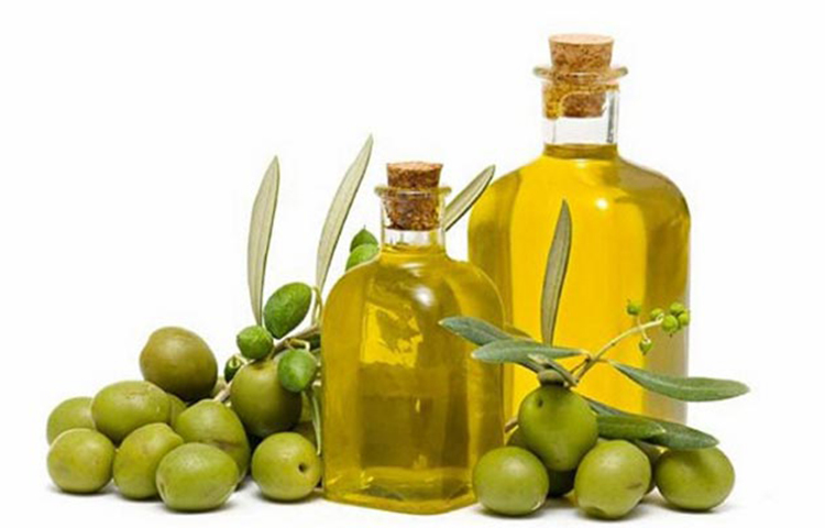 অলিভ অয়েল প্রতিদিন রান্নায় ব্যবহার করুন। এছাড়া এক চামচ অলিভ অয়েল নিয়ে প্রতিদিন দুইবার করে ত্বকে মালিশ করুন। এটি ত্বকের শুষ্কতা দূর করে এবং সেই সঙ্গে যে কোনো দাগ দূর করতে সাহায্য করে।