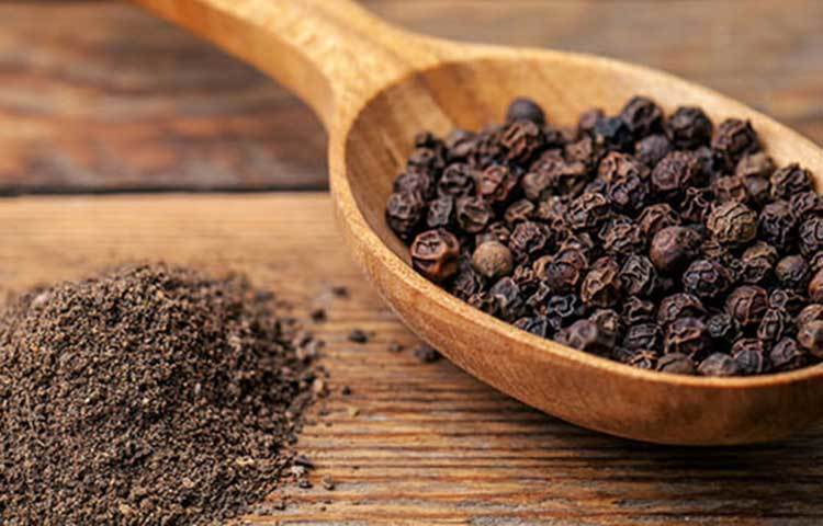 গোলমরিচ: অ্যান্টিবায়োটিক ও অ্যান্টিভাইরাল উপাদান সমৃদ্ধ হওয়ায় গোলমরিচ বিভিন্ন প্রকারের শ্বসনতন্ত্রের সমস্যা মোকাবেলায় এবং হাঁচি নিরাময়েও সাহায্য করে। কুসুুম গরম পানিতে গোলমরিচের গুঁড়া মিশিয়ে দিনে দুই-তিনবার পান করুন। গারগলও করা যায়।