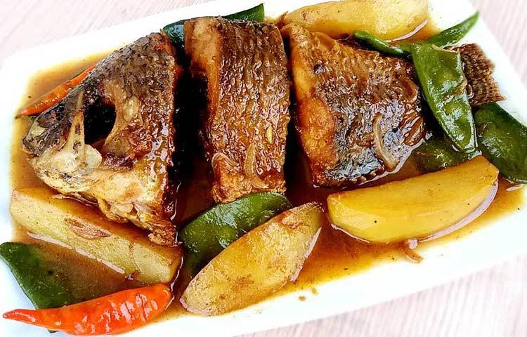 মাছ ও শিম: শীতে বেশি করে মাছ খান। আমিষের চাহিদা মেটাতে প্রতিদিন দুই বেলা মাছ খান। খাবারে সপ্তাহে অন্তত দুই দিন সামুদ্রিক মাছ রাখুন। এ ছাড়া মাছের সঙ্গে শিম যুক্ত করে খেতে পারেন। মাছের ঝোলে শিম মানিয়ে যায়। শিম প্রচুর পরিমাণ প্রোটিন, ফাইবার, ভিটামিন আর মিনারেলে সমৃদ্ধ। আর এই শীতে নিয়মিত শিম খেলে ত্বকও ভালো থাকবে।