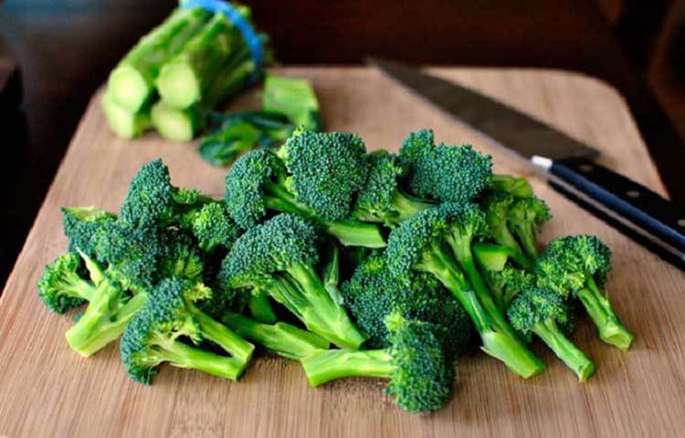 ব্রকলি: এটি আমাদের দেশে সবজি হিসেবে রান্না করে খায়। কিন্তু এটি কাঁচা খেতে ডাক্তাররা সব সময় পরামর্শ দেন।