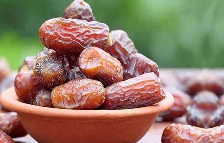 খেজুরের পুষ্টিগুণ অতুলনীয়। খেজুরে রয়েছে ভরপুর আয়রন। তাই রক্তাস্বল্পতার সমস্যা দূর করতে নিয়মিত খাদ্যতালিকায় খেজুর রাখতে পারেন। উপকার পাবেন।