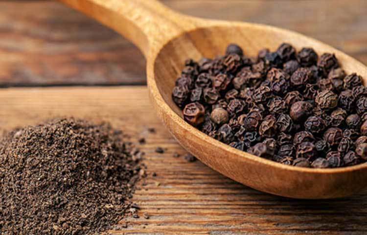 গোলমরিচ: অ্যান্টিবায়োটিক ও অ্যান্টিভাইরাল উপাদান সমৃদ্ধ হওয়ায় গোলমরিচ বিভিন্ন প্রকারের শ্বসনতন্ত্রের সমস্যা মোকাবেলায় এবং হাঁচি নিরাময়েও সাহায্য করে। কুসুুম গরম পানিতে গোলমরিচের গুঁড়া মিশিয়ে দিনে দুই-তিনবার পান করুন। গারগলও করা যায়।