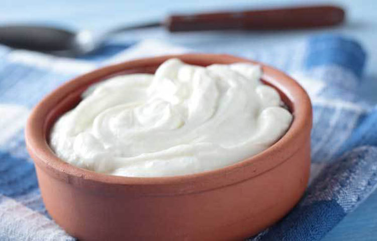 তাড়াহুড়ো নয়, আরামে বসে ইফতার করুন। কারণ সারাদিন খালিপেটে থাকার পর শরীর যদি একবারে বেশি খাবার গ্রহণ করে ফেলে তাহলে বদহজম ও গ্যাস্ট্রিকের সমস্যা সৃষ্টি হতে পারে। ইফতারের শুরুতে ফল, টকদই, প্রচুর লিকুইড খাবার যেমন- স্মুদি, জুস ও শরবত খান। এগুলো খাওয়ার কিছু সময় বাদে মূল খাবার শুরু করুন। এ বিরতিটুকু খাদ্য পরিপাক প্রক্রিয়া কার্যকর ও সহজ করবে।