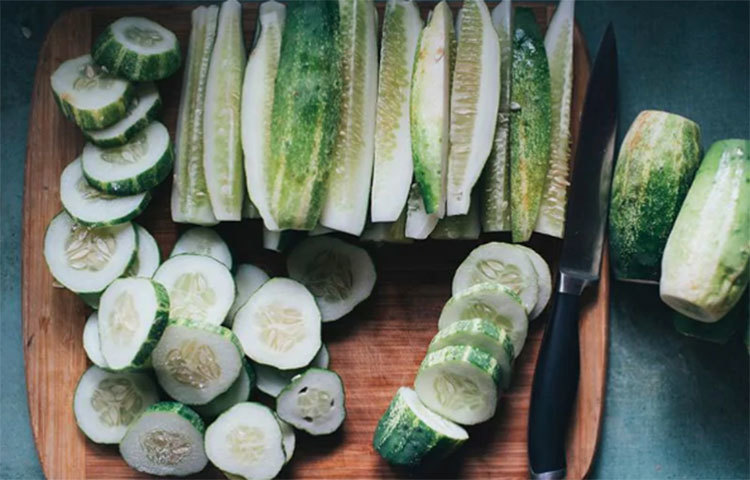 টমেটোতে রয়েছে ৯৪ দশমিক পাঁচ ভাগ পানি। এছাড়া এতে প্রচুর পরিমাণে ভিটামিন ‘সি’, লাইকোপেন, ক্যারোটিন, রিবোফ্লোবিন, ক্যালসিয়াম ও আইরন থাকে।