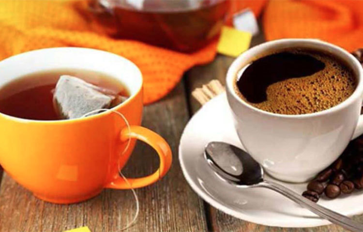 অতিরিক্ত ক্যাফিন জাতিয় পানীয় পানের অভ্যাস: অতিরিক্ত মাত্রায় ক্যাফিন জাতিয় পানীয় পানের অভ্যাস শরীরের প্রতিরোধ ক্ষমতাকে দুর্বল করে দিতে পারে। অতিরিক্ত পরিমাণে চা, কফি পানের অভ্যাস ঘুমের ব্যঘাত ঘটায়। পর্যাপ্ত ঘুমের অভাবে হজমের সমস্যা-সহ একাধিক স্বাস্থ্য সমস্যার ঝুঁকি বেড়ে যেতে পারে।