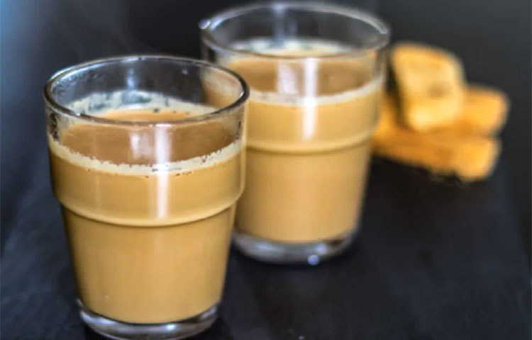 খাওয়ার পরে চা পান: এটিও একটি বদভ্যাস। অনেকেই পেট ভরে খেয়ে, তারপর চায়ে চুমুক দেন। চায়ে থাকা ক্যাফিন হজম ক্ষমতা কমিয়ে দেয়। এর ফলে শরীরে বাড়তি টক্সিন জন্ম নেয়। চা খাওয়া উচিত, খাবার খাওয়ার এক ঘণ্টা পরে।