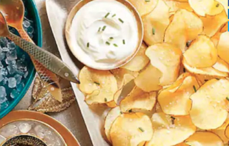 ওজন বাড়ানো তো আছেই। প্রিজারভেটিভ দেওয়া পটেটো চিপসে তৈরির সময় অনেক তাপ দেয়া হয়। এর ফলে অ্যাক্রিলাইমড নামক একটি পদার্থ পাওয়া যায়। এই পদার্থ ক্যান্সারের কারণ বলে মনে করেন বিশেষজ্ঞরা।