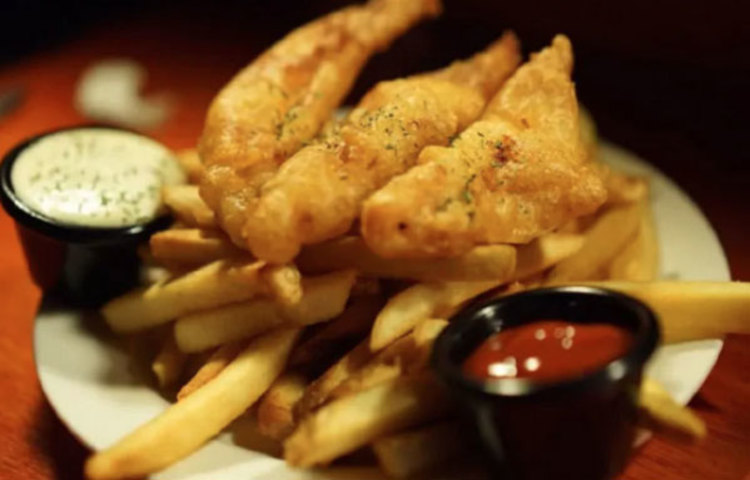 চিপস: চিপসের মধ্যে থাকা অতিরিক্ত ফ্যাট ও নুন শরীরের পক্ষে চূড়ান্ত ক্ষতিকর।