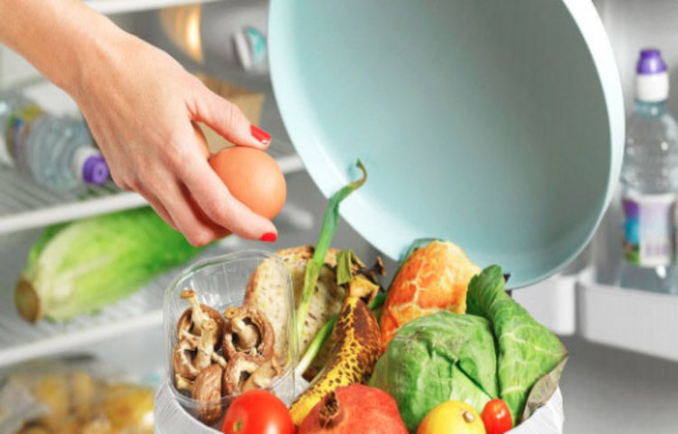 ঘরে দুএকদিন ফল থাকলে তার তাজাভাব কমে আসতে পারে। তার মানেই তা ফেলে দিতে হবে এমন কিন্তু নয়। মনে রাখবেন, ঝা চকচকে ফল সবজি ছবিতেই মানায়। বাস্তবে তেমন হয় না। তবে পোকায় খেয়েছে এমন ফল খাওয়া থেকে বিরত থাকতে হবে। অনেক সময়েই জিনিস অগোছালো থাকে বলে বহু জিনিস সময় মতো খুঁজে পাওয়া যায় না। আড়ালে আবডালে থাকা জিনিস ধীরে ধীরে এক্সপায়ারি ডেট পার করে ব্যবহারের অযোগ্য হয়ে যায়।