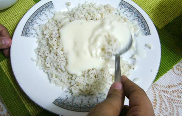 পানি, ফল, চিড়া, রুটি, ভাত, সবজি, ডাল, ডিম, হালকা খিচুড়ি খাওয়া যেতে পারে। এসব খাবার শরীরে শক্তি বাড়ায়। ছবি: সংগৃহীত