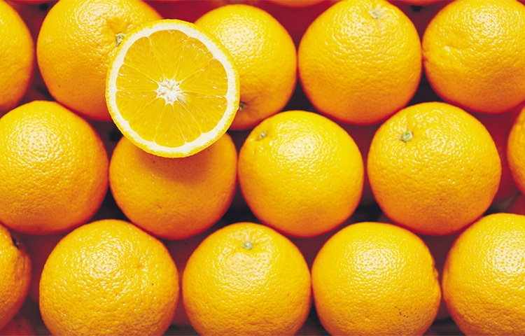 সাইট্রাস জাতীয় ফল যেমন কমলালেবু, বিনস, গোটা খাদ্যশস্য প্রচুর খেতে হবে। রক্তস্বল্পতা দূর করতে ভিটামিন সি সমৃদ্ধ ফল বেশ কার্যকরী। ছবি: সংগৃহীত