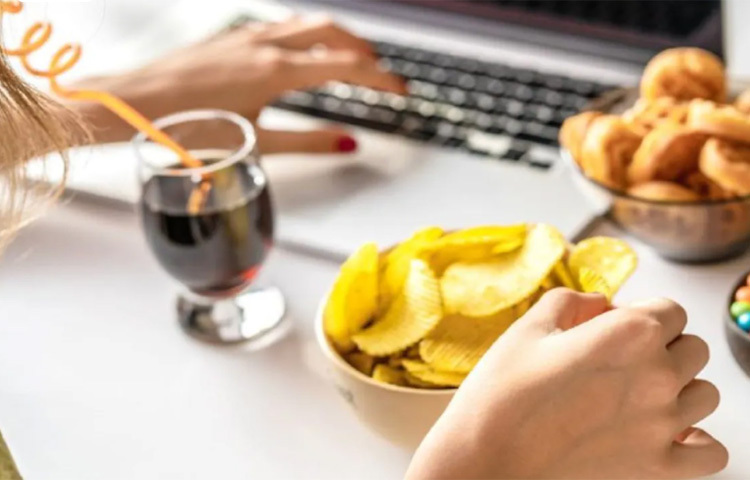 স্বাস্থ্যকর ফ্যাট যেন খাবারে থাকে। স্বাস্থ্যকর ফ্যাট যদি খাবারে থাকে তাহলে যে সব পুষ্টিদ্রব্য ফ্যাটে দ্রবীভূত হতে পারে, সেগুলো শরীর চট করে গ্রহণ করতে পারবে। ওমেগা থ্রি ফ্যাটি অ্যাসিড খাবারে থাকলে সেটা পেটের জ্বালাজ্বালা ভাব কমায়। ইনফ্ল্যামেটরি বাওয়েল সমস্যা এতে কম হয়। ছবি: সংগৃহীত