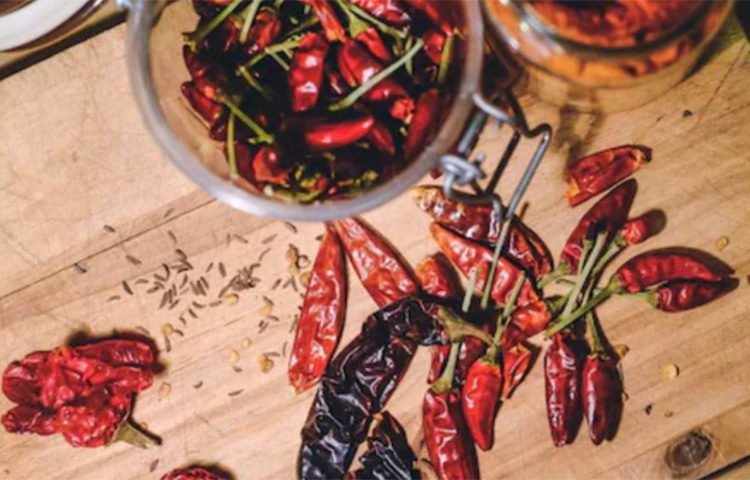 প্রত্যেক মশলারই গুণ আছে। কিন্তু রান্নায় অতিরিক্ত মশলা বা খুব কষিয়ে রান্না করা খাবার পরিপাকক্রিয়ার পক্ষে ক্ষতিকর। ছবি: সংগৃহীত