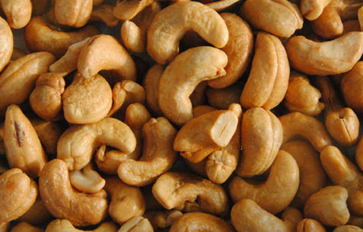 বিভিন্ন সবজির দানা এবং বাদামে প্রচুর আয়রন পাওয়া যায়। কুমডার বীজ, ফ্ল্যাক্সসিড, আমন্ড, কাজুবাদামের মতো খাবার আয়রনে ভরপুর। আয়রনের পাশাপাশি এই খাবারগুলো থেকে পাওয়া যায় প্রোটিন, ফাইবার, ক্যালসিয়াম, ম্যাগনেসিয়াম, ওমেগা থ্রি এবং অ্যান্টি অক্সিড্যান্ট। ছবি: সংগৃহীত