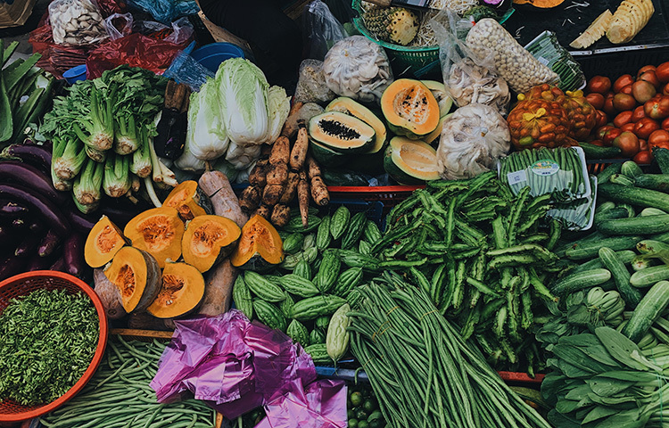 ডায়েটে বেশি করে সবুজ শাক-সবজি যোগ করতে হবে। চিকিৎসকদের পরামর্শ অনুযায়ী, খাবারের আগে সালাদ নিলে বেশি শাক-সবজি খাওয়া যায়। সালাদে রাজমা, ছোলা রাখা যেতে পারে। ক্ষতিকর কোলস্টেরল কমাতে সবজির মধ্যে ঢেঁড়শ ও বেগুনের ভূমিকা অনেক। যদিও রান্নায় বেশি তেল না ব্যবহার করারই পরামর্শ চিকিৎসকদের। ছবি: সংগৃহীত