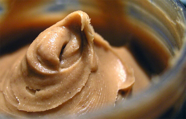 হোল গ্রেন ব্রেড ও পিনাট বাটার: পিনাট বাটারে আছে ট্রিপটোফান। এটি একপ্রকার প্রোটিন যা ভালো ঘুম নিয়ে আসতে সাহায্য করে। এর আরও একটি কাজ হলো ফ্যাট দূর করে পেশি সুসংগঠিত করা। ছবি: সংগৃহীত