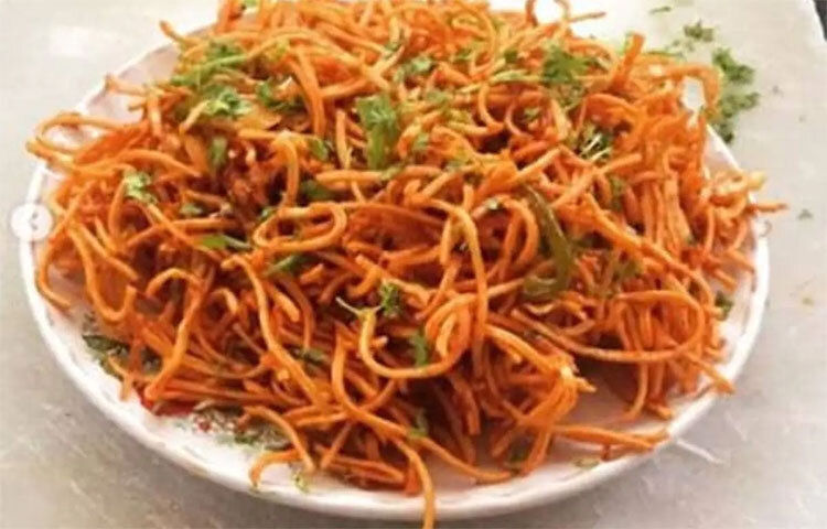 বাইরে থেকে কেনা খাবার বিশেষত চিনা খাবারে প্রচুর লবণ, স্নেহজাতীয় পদার্থ, চিনি থাকে। তাই ঘন ঘন চাইনিজ বাইরে থেকে আনিয়ে খেলে উচ্চরক্তচাপ ও হৃদরোগ-দুয়ের আশঙ্কাই বাড়ে। ছবি: সংগৃহীত