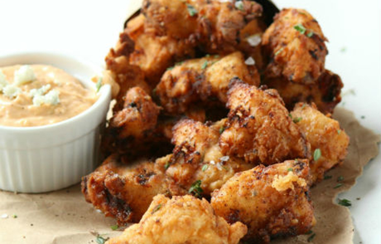 ভাজা পোড়া খাবার: অতিরিক্ত গরম তেলে কড়া করে ভাজা পোড়া খাবার ত্বকের জন্য খুবই ক্ষতিকর। অতিরিক্ত গরম তেলে খাবার ভাজলে হাইড্রোজেনাটেড ফ্যাট উৎপন্ন হয় যা ফ্যাটি এসিডের অক্সিডেসন ঘটায় এবং অ্যান্টিঅক্সিডেন্ট (ভিটামিন ই, ওমেগা ফ্যাট ৩) ধ্বংস করে। ফলে ত্বকের সজীবতা হারিয়ে যায় এবং অনেক ক্ষেত্রে ব্রণের উপদ্রব হয়।