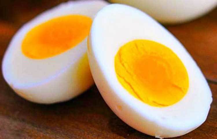 ডিমের কুসুম: খুব সহজ লভ্য অথচ অনেক স্বাস্থ্যকর। এতে রয়েছে প্রচুর পরিমাণে ভিটামিন, মিনারেল ও প্রোটিন। আরও আছে স্বাস্থ্যকর ফ্যাট। ডিমের কুসুম ওজন কমাতেও সহায়তা করে।