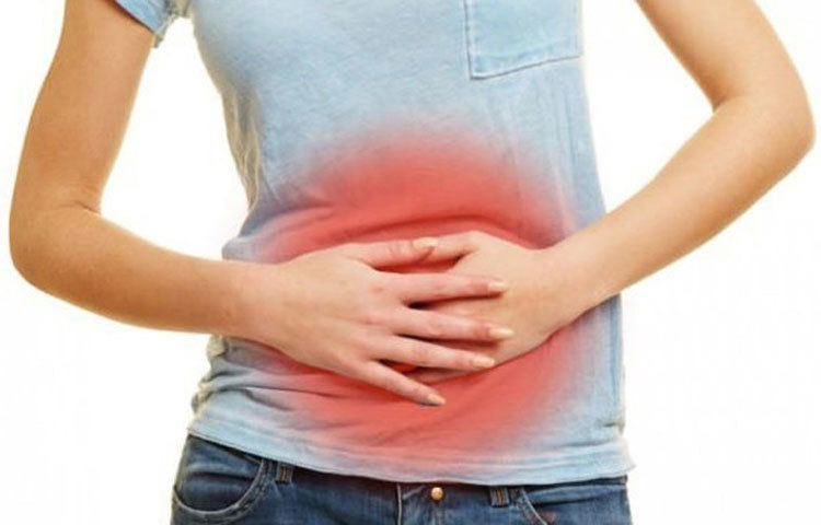 বদহজম: হজমের সমস্যায় ভুগলে রসুন ও তেল মসলাযুক্ত খাবার থেকে দূরে থাকুন।