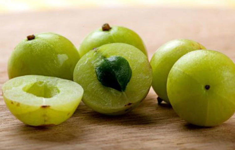 আমলকী: নিয়মিত আমলকীর জুস খেলে শরীরে কোলেস্টেরলের মাত্রা কমে। অ্যামিনো অ্যাসিড ও অ্যান্টিঅক্সিডেন্ট থাকায় হৃদযন্ত্র ভালো থাকে।