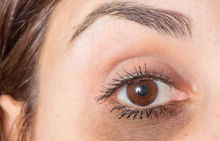 ডার্ক সার্কেল কমায়- প্রতিদিন চোখের উপর ৮-১০ মিনিট শসার টুকরো কেটে রাখুন। এতে ডার্ক সার্কেল কমে এবং রাত জাগার ফলে চোখের চারপাশে যে স্ফীত অংশ তৈরি হয়, তার পরিমাণ হ্রাস পায়।