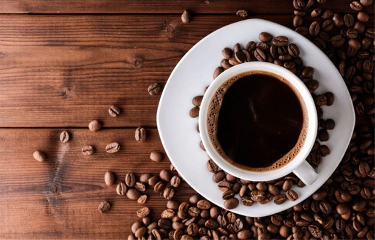 কফি: ক্যাফিনের পরিমাণ বেশি থাকার কারণে কফি স্বাস্থ্যের পক্ষে ভালো নয়, এমনটাই মনে করা হয়। কিন্তু ওজন কমানোর ক্ষেত্রে এটি বেশ উপকারী হতে পারে। কফি আপনার ক্ষুধা কমিয়ে দেয়, ক্যালোরি বার্ন এবং ফ্যাট বিভাজন বাড়ায়। তবে কফি বলতে আমাদের বোঝায় কালো কফি, চিনি এবং দুধে ভরপুর কফি নয়। প্রতিদিন ২০০-২৫০ মিলি কফি পান করুন।