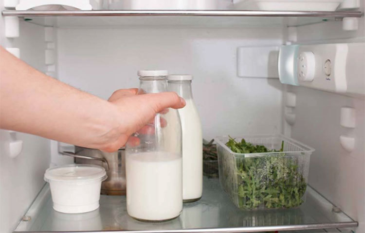 ঠান্ডা দুধ: ঠান্ডা দুধ পান করলে তা পেটে গ্যাস্ট্রিক রস স্থিতিশীল করতে সাহায্য করতে পারে। যেহেতু এটি ক্যালসিয়াম সমৃদ্ধ তাই এটি পেটে অতিরিক্ত অ্যাসিড তৈরি রোধ করে। অ্যাসিডিটির সমস্যায় এটি অন্যতম সহজ প্রতিকার। গ্যাস্ট্রিকের সমস্যা দেখা দিলে একগ্লাস ঠান্ডা দুধ পান করুন।