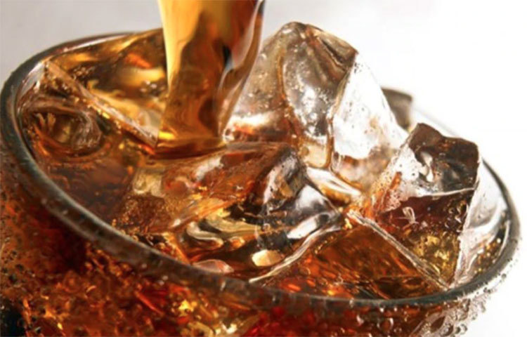 অতিরিক্ত সোডা বা এনার্জি ড্রিঙ্ক পানের অভ্যাস: অতিরিক্ত মাত্রায় সোডা বা এনার্জি ড্রিঙ্ক পানের অভ্যাস শরীরের প্রতিরোধ ক্ষমতাকে দুর্বল করে দিতে পারে। বিশেষজ্ঞদের মতে, সোডা বা এনার্জি ড্রিঙ্ক পানের অভ্যাস স্বাস্থ্যের উপর বিরূপ প্রভাব ফেলে, দুর্বল করে দেয় স্বাভাবিক হজম ক্ষমতা। ফলে হজমের সমস্যা-সহ একাধিক স্বাস্থ্য সমস্যার ঝুঁকি বেড়ে যেতে পারে।