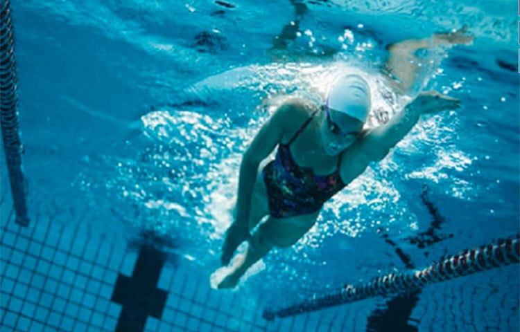 খাওয়ার পরে সাঁতার: বলা হয়, যত ব্যায়াম রয়েছে, তার মধ্যে সবচেয়ে কার্যকরী হল সাঁতার। পায়ের নখ থেকে মাথার চুল পর্যন্ত কাজ দেয়। কিন্তু খাওয়ার পরেই সাঁতার কাটা ততোধিক ক্ষতিকরও। কারণ জলে নামার পরেই শরীরে তাপমাত্রার হেরফের হয়। আসলে তখন সব এনার্জি খাবারটিকে হজম করানোর কাজে লেগে থাকে।