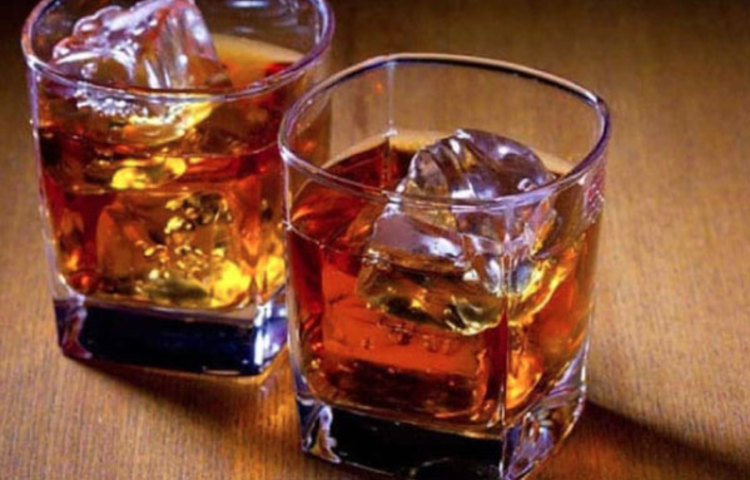 ধূমপান ও মদ্যপান: অপরিমিত মদ্যপান করলে শরীরে ফ্যাটি অ্যাসিড বেড়ে যায়। শরীর পানিশূন্য হয়ে গেলে সরাসরি প্রভাব পড়ে ত্বকে।