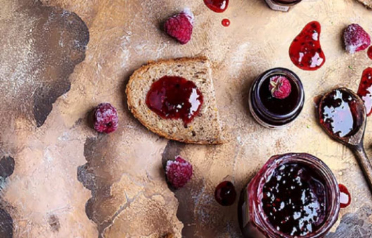 বহু ফলকেই জেলি বা আচারে পরিণত করা যায়। এভাবেই যে কোনো খাবারকেই সংরক্ষণ করার চেষ্টা করুন। অপচয় অনেকটাই বাঁচবে।