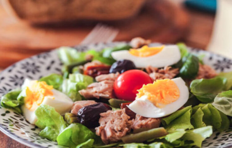 ক্রোনো ডায়েটে খাবারের সময়ের সঙ্গে সঙ্গে গুণগত মানেও নজর দিতে হয়। এক সময়ে এক পরিমাণ ও এক মানের খাবার খাওয়াই ক্রোনো ডায়েটের লক্ষ্য। এক্ষেত্রে শরীরে রোগ প্রতিরোধ ক্ষমতা দ্রæত বাড়ে। রক্ষা পাওয়া যায় কার্ডিওভাসকুলার রোগভোগ থেকেও।