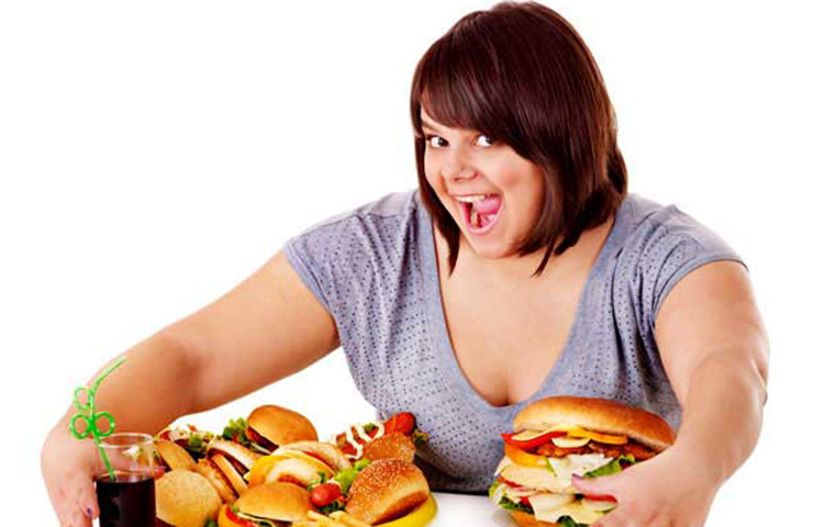 বেশি রাত করে ডিনার খাওয়া: বেশি রাত করে খাবার খেলে অনেক ক্ষেত্রেই শরীর সেই খাদ্য ঠিকভাবে গ্রহণ করতে পারে না। খাবারের মধ্যে যে পুষ্টিগুণ আছে তার ভারসাম্য এতে নষ্ট হয়ে যায়। রাত্রে বেশি খেলে একটু হেঁটে এসে তবেই ঘুমোতে যাওয়া উচিত। ছবি: সংগৃহীত