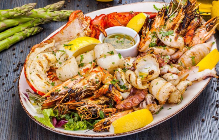 যারা সমুদ্রের পার্শ্ববর্তী এলাকায় থাকেন, তারা বেশি করে সি-ফুড খান। সামুদ্রিক মাছ, শামুক, কাঁকড়া, কুচো চিংড়ি খেলে অ্যানিমিয়া রোগের মোকাবিলা করা যায়। ছবি: সংগৃহীত