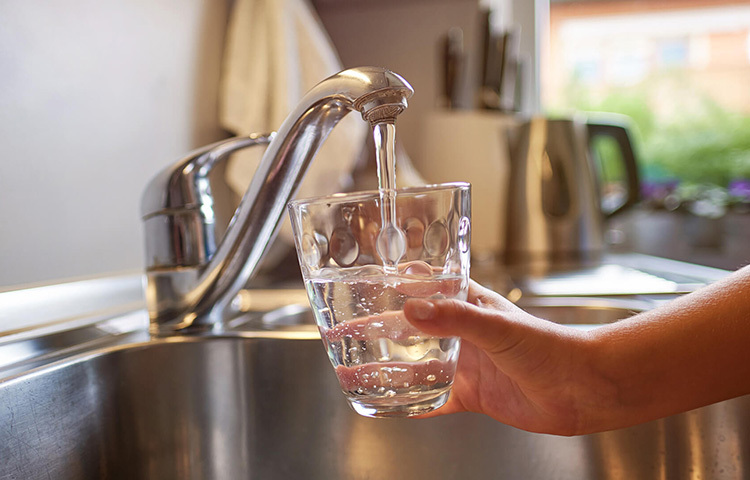 প্রচুর পানি পান করতে হবে। কোষ্ঠকাঠিন্য হওয়ার অন্যতম কারণ হল পানি কম পান করা। চা, কফি পান যতটা সম্ভব কম করতে হবে। বেশি করে পানি পান করতে হবে সারাদিন। আর তার সঙ্গে যে সব ফল ও সবজিতে পানি থাকে সেগুলোও খেতে হবে। ছবি: সংগৃহীত