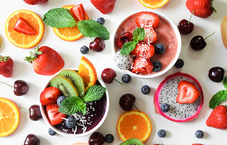 কোলস্টেরলের মাত্রা বজায় রাখতে বিভিন্ন ধরনের ফল খুবই গুরুত্বপূর্ণ। আপেল এবং জাম এক্ষেত্রে দারুণ উপকারী। প্রতিদিনের ডায়েটে অন্ততপক্ষে একটা ফল রাখা জরুরি। ভিটামিন সি সমৃদ্ধ অর্থাৎ লেবুজাতীয় ফলে থাকা পেকটিন ফাইবার শরীরে ক্ষতিকর কোলেস্টেরল কমায়। এছাড়াও ভালো কোলেস্টেরল বজায় রাখতে বিভিন্ন বাদামও উপকারী। ছবি: সংগৃহীত