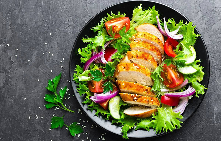 নিমন্ত্রণ পাওয়া বাড়িতে গিয়ে ব্যুফেতে অনাবশ্যক বেশি খাবার নিয়ে ফেলবেন না। যা ভালোবাসেন, যতটা প্রয়োজন ততটাই নেবেন। তার বেশি নয়। নিমন্ত্রণ পাওয়া বাড়িতে গিয়ে শুধুই মাছ মাংস নয়। বরং সবুজ সালাদ, প্রোটিন, স্বাস্থ্যকর ফাইবারসহ সব রকম খাবারে সাজিয়ে নিন আপনার প্লেট। ছবি: সংগৃহীত