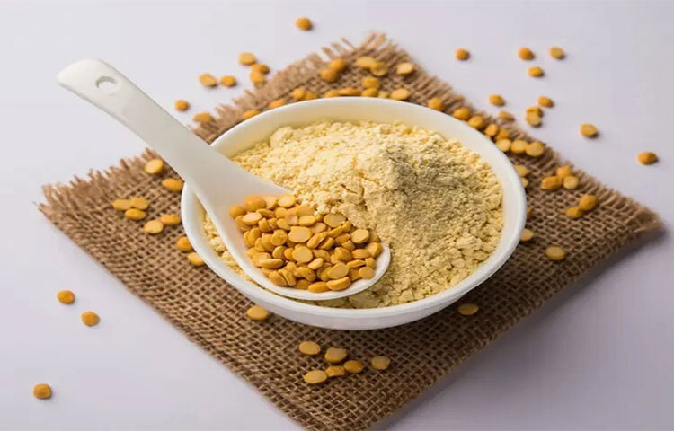 আমরা বেসন দিয়ে পকোড়াসহ অসংখ্য সুস্বাদু রেসিপি তৈরি করতে পারি। এটিও কার্বোহাইড্রেট সমৃদ্ধ। এতে প্রায় ৫০ শতাংশ কার্বোহাইড্রেট এবং ৬ গ্রাম ফ্যাট রয়েছে। ছবি: সংগৃহীত