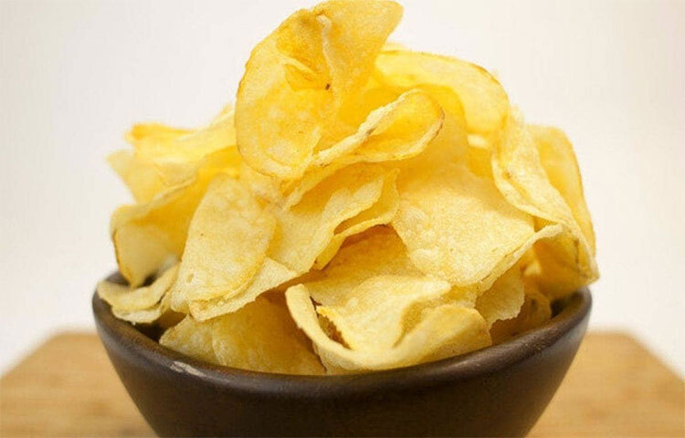 পটেটো চিপসে ক্যালোরি, সোডিয়াম, স্নেহজাতীয় পদার্থ সবই খুব বেশি থাকে। তাই পটেটো চিপস আপনার স্বাদের জন্য লোভনীয় হতে পারে ন্তিু আপনার হৃদযন্ত্রের জন্য বেশ ক্ষতিকর। ছবি: সংগৃহীত