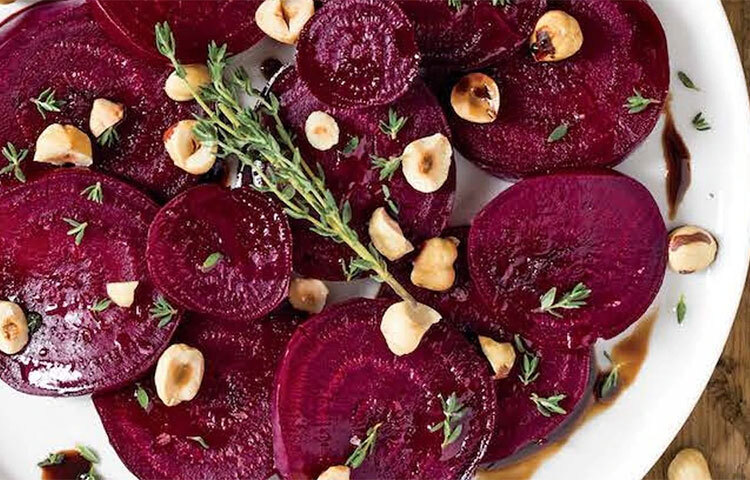 বিশেষজ্ঞদের মতে, প্রতিদিন বিটের রস খেলে মস্তিষ্কের স্মৃতিশক্তির সাথে জড়িত অংশে রক্ত সঞ্চালন ভালো হয়। এই কারণেই ডাক্তাররা প্রাপ্ত বয়স্কদের প্রতিদিন বিটের রস বা বিটের স্যালাড খাওয়ার পরামর্শ দেন। ছবি: সংগৃহীত