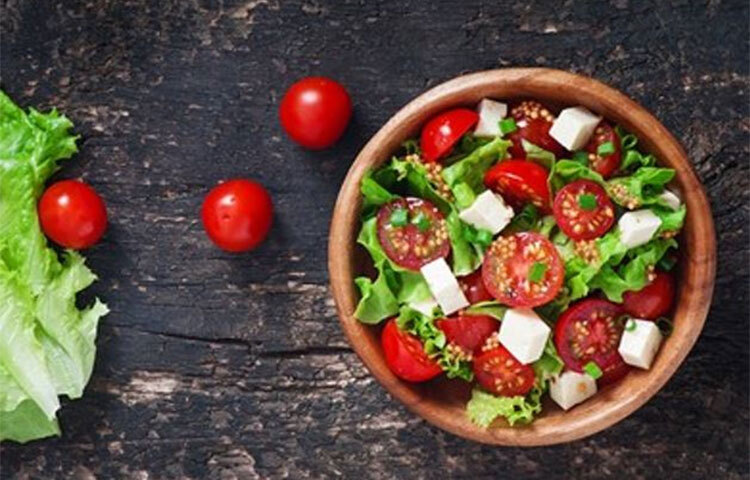 তরকারি থেকে সালাদ সব কিছুতেই টমেটো ব্যবহার করা হয়। এই নেগেটিভ ক্যালরির খাবারটিতে প্রতি একশো গ্রামে ক্যালরির পরিমাণ বিশেরও নিচে। এছাড়া এতে রয়েছে ভরপুর ভিটামিন ‘সি’। এটি পেট ভরে খেলেও কোনো সমস্যা নেই। ছবি: সংগৃহীত