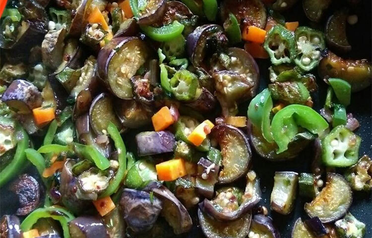 বেগুন এবং ঢেঁড়শ অত্যন্ত সাধারণ একটি সবজি। কিন্তু জানেন কি, এই দুটি সবজিতে ক্যালরির পরিমাণ খুবই কম। এর পাশাপাশি, দ্রবণীয় ফাইবারের উৎকৃষ্ট ভান্ডার। ছবি: সংগৃহীত