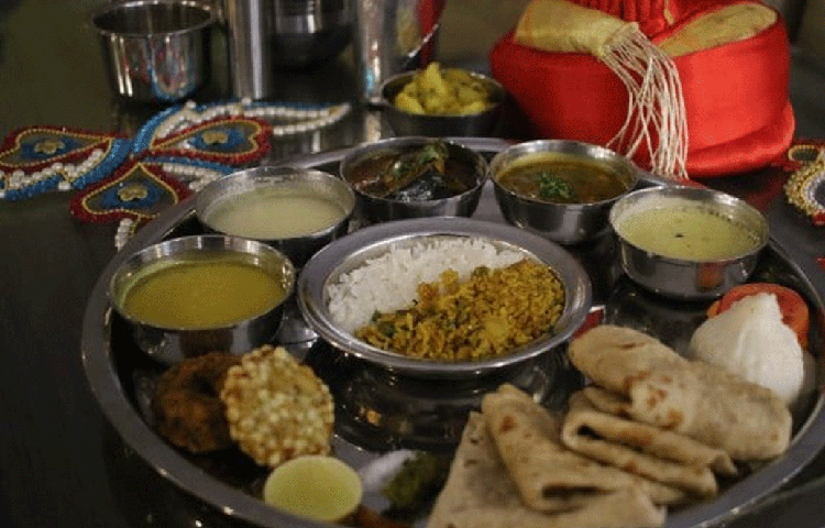 তার অন্যান্য ভারতীয় সহকর্মীরাও একই সমস্যার কথা শেয়ার করেছিলেন। সেই প্রথম হোম ডেলিভারির কথা মাথায় আসে জয়ন্তীর। অরকুটে নিজের একটা প্রোফাইল বানিয়ে তাতে নির্দিষ্ট মেনু লিখে খাবারের হোম ডেলিভারির জন্য অর্ডারের বিজ্ঞাপন দেন।