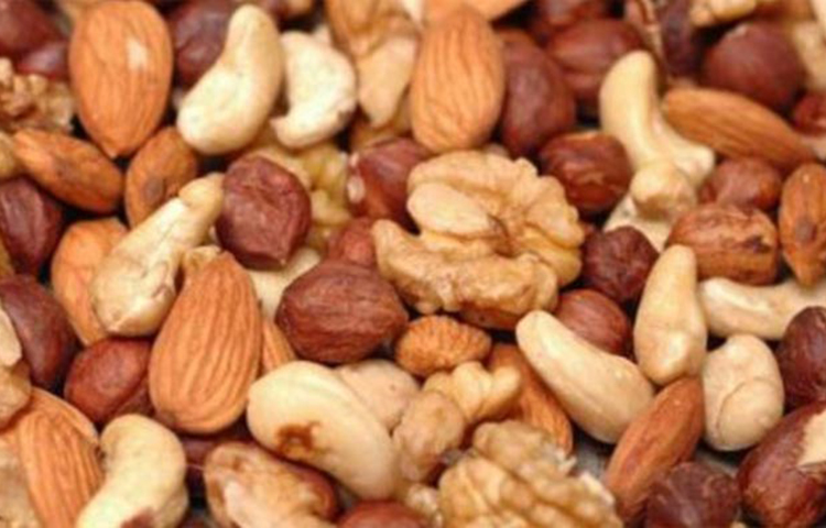 চেহারায় তারুণ্য ধরে রাখতে বাদামের জুড়ি নেই। বাদাম বা বিশেষ করে আখরোটে ওমেগা-৩ ফ্যাটি অ্যাসিড আছে যা ত্বককে মসৃণ করে ভিতর থেকে উজ্জ্বল করে তোলে। আখরোটে কোলেস্টেরলের মাত্রা খুব কম থাকে। তাই প্রতিদিনের খাদ্য তালিকায় আপনি রাখতে পারেন যে কোনো বাদাম।