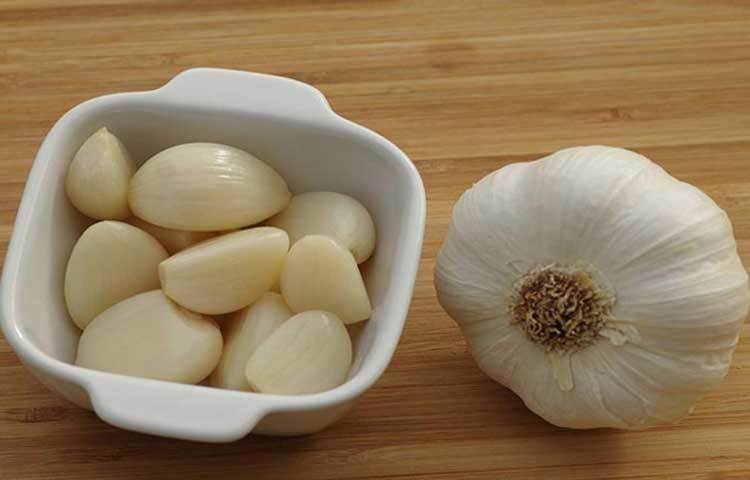 রসুন: রসুনে রয়েছে তীব্র ঘ্রাণ। যা হাঁচির সমস্যা দূর করতে সাহায্য করতে পারে। চিকেন স্যুপের সাথেও রসুন ব্যবহার করা যায়। হাঁচি দেয়া স্বাস্থ্যের জন্য ভালো। তবে অনবরত হাঁচি আসতে থাকলে তা নিজের জন্য এবং আশপাশের সবার জন্যই বিরক্তিকর ও বিব্রতকর। ধুলাবালু, পরাগ ও পোষা প্রাণীর কারণে অ্যালার্জির সৃষ্টি হতে পারে। অ্যালার্জির প্রতিক্রিয়ার ফলে হাঁচি আসতে পারে।