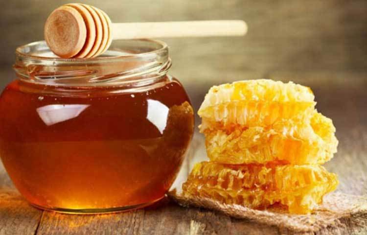 মধু একটি উচ্চ ঔষধি গুণসম্পন্ন ভেষজ তরল। এই মধু রক্তস্বল্পতার সমস্যা দূর করতে অত্যন্ত কার্যকরী। চিনির পরিবর্তে নানা খাবারে মধু যোগ করতে পারেন। এতে চিনির ক্ষতিকর প্রভাব থেকেও বাঁচা যাবে, এর সঙ্গেই রক্তাস্বল্পতার সমস্যাও দূর হবে।