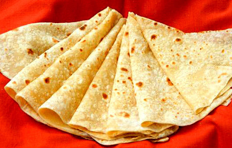 রুটি: রুটি একটি ভীষণ পুষ্টিকর খাবার। প্রতিদিন সকালের নাস্তায় রুটি রাখলে সারাদিন শরীরে প্রচুর শক্তি পাওয়া যায়। ১০০ গ্রাম রুটিতে আছে ১৭০ ক্যালোরি, ১.৫৫ গ্রাম ফ্যাট, ৩২.৫ গ্রাম কার্বোহাইড্রেট ও ৫.৮৪ গ্রাম প্রোটিন। তাই ওজন বাড়ানোর জন্য নিয়মিত রুটি খাওয়া উচিৎ।