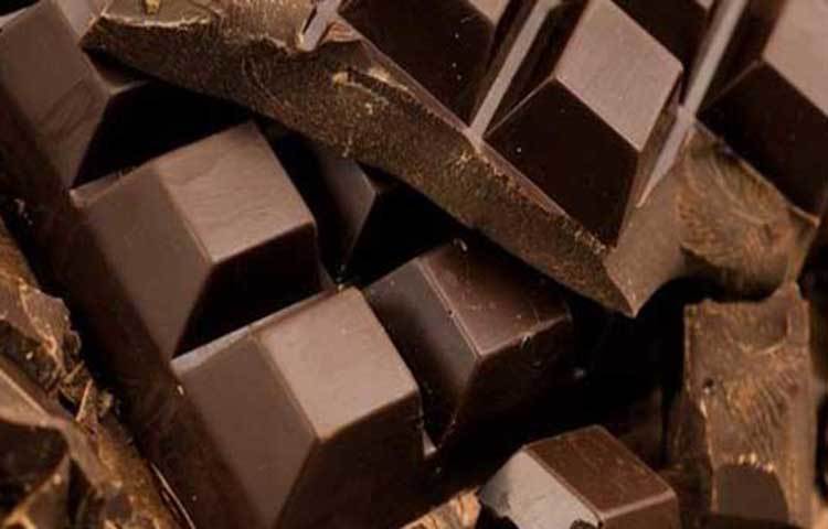 ডার্ক চকলেট: প্রচুর পরিমাণে কোকোয়া দেয়া ডার্ক চকলেটে রয়েছে ফাইবার, আয়রন, ম্যাগনেসিয়াম, কপার ও ম্যাঙ্গানিজ। উচ্চ রক্তচাপ কমানোর পাশাপাশি এটি রক্ত চলাচলেও সহায়তা করে। সেই সাথে হার্টের রোগ সারাতেও সাহায্য করে ডার্ক চকলেট।